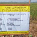 Papan informasi proyek Program Percepatan Peningkatan Tata Guna Air Irigasi (P3-TGAI) peningkatan Jaringan Irigasi Jatiluhur/SS Kedaung yang dikerjakan oleh P3A Tanjung Bungin Sejahtera di Desa Tanjung Bungin, Kecamatan Pakisjaya, Kabupaten Karawang. Proyek senilai Rp195 juta yang bersumber dari APBN Tahun Anggaran 2026 dengan masa pelaksanaan 45 hari kalender tersebut kini menjadi sorotan warga karena diduga tidak dikerjakan sesuai spesifikasi teknis. Foto: Patriotjabar.com/Ifan