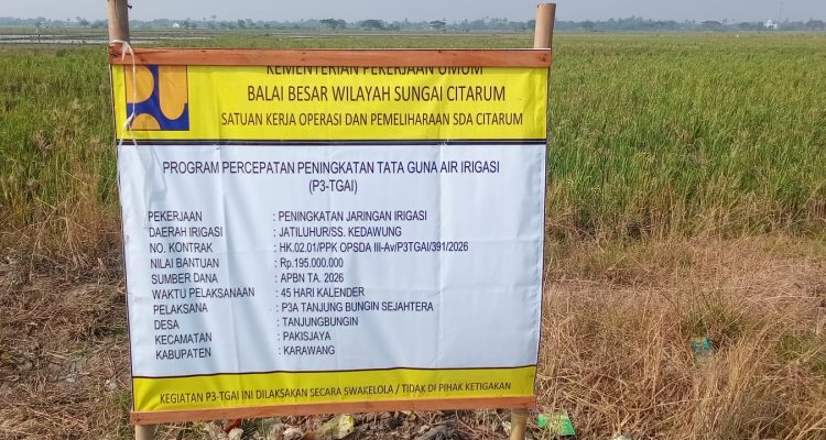 Papan informasi proyek Program Percepatan Peningkatan Tata Guna Air Irigasi (P3-TGAI) peningkatan Jaringan Irigasi Jatiluhur/SS Kedaung yang dikerjakan oleh P3A Tanjung Bungin Sejahtera di Desa Tanjung Bungin, Kecamatan Pakisjaya, Kabupaten Karawang. Proyek senilai Rp195 juta yang bersumber dari APBN Tahun Anggaran 2026 dengan masa pelaksanaan 45 hari kalender tersebut kini menjadi sorotan warga karena diduga tidak dikerjakan sesuai spesifikasi teknis. Foto: Patriotjabar.com/Ifan
