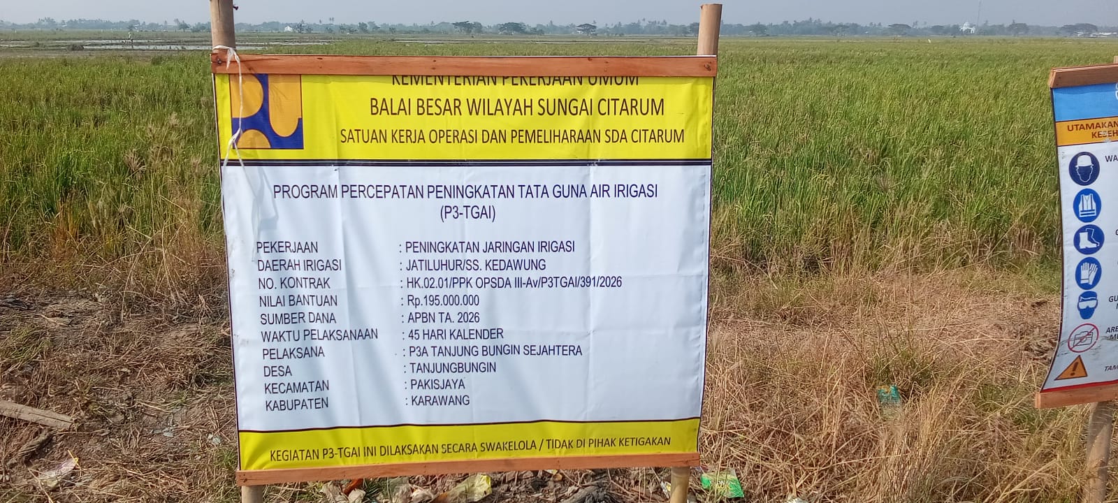 Papan informasi proyek Program Percepatan Peningkatan Tata Guna Air Irigasi (P3-TGAI) peningkatan Jaringan Irigasi Jatiluhur/SS Kedaung yang dikerjakan oleh P3A Tanjung Bungin Sejahtera di Desa Tanjung Bungin, Kecamatan Pakisjaya, Kabupaten Karawang. Proyek senilai Rp195 juta yang bersumber dari APBN Tahun Anggaran 2026 dengan masa pelaksanaan 45 hari kalender tersebut kini menjadi sorotan warga karena diduga tidak dikerjakan sesuai spesifikasi teknis. Foto: Patriotjabar.com/Ifan