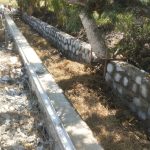 Caption : Kondisi proyek P3-TGAI di Desa Telukambulu, Kecamatan Batujaya, Kabupaten Karawang. Terlihat pasangan batu turap diduga tidak menggunakan batu muka, jarak nat antar batu diduga tidak sesuai spesifikasi teknis, serta terdapat pohon yang tetap berada di tengah bangunan turap sehingga memunculkan dugaan pengurangan volume pekerjaan. Selain itu, galian pondasi juga diduga relatif dangkal. Temuan ini masih memerlukan klarifikasi dari pihak pelaksana dan BBWS Citarum. (Foto: Patriotjabar.com) Caption : Kondisi proyek P3-TGAI di Desa Telukambulu, Kecamatan Batujaya, Kabupaten Karawang. Terlihat pasangan batu turap diduga tidak menggunakan batu muka, jarak nat antar batu diduga tidak sesuai spesifikasi teknis, serta terdapat pohon yang tetap berada di tengah bangunan turap sehingga memunculkan dugaan pengurangan volume pekerjaan. Selain itu, galian pondasi juga diduga relatif dangkal. Temuan ini masih memerlukan klarifikasi dari pihak pelaksana dan BBWS Citarum. (Foto: Patriotjabar.com)