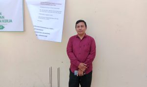 Caption : Kepala Sekolah PAUD Ar Raudhah, Rohmat, S.Pd., berfoto di depan papan informasi Program Revitalisasi Satuan Pendidikan Tahun 2026 di Desa Jayamakmur, Kecamatan Jayakerta, Kabupaten Karawang. Program bantuan pemerintah pusat tersebut dimanfaatkan untuk rehabilitasi ruang kelas guna meningkatkan Caption : Kepala Sekolah PAUD Ar Raudhah, Rohmat, S.Pd., berfoto di depan papan informasi Program Revitalisasi Satuan Pendidikan Tahun 2026 di Desa Jayamakmur, Kecamatan Jayakerta, Kabupaten Karawang. Program bantuan pemerintah pusat tersebut dimanfaatkan untuk rehabilitasi ruang kelas guna meningkatkan.