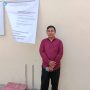 Caption : Kepala Sekolah PAUD Ar Raudhah, Rohmat, S.Pd., berfoto di depan papan informasi Program Revitalisasi Satuan Pendidikan Tahun 2026 di Desa Jayamakmur, Kecamatan Jayakerta, Kabupaten Karawang. Program bantuan pemerintah pusat tersebut dimanfaatkan untuk rehabilitasi ruang kelas guna meningkatkan.
