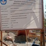 Caption : Papan informasi proyek revitalisasi SMAN 1 Rawamerta yang memuat kegiatan pembangunan empat Ruang Kelas Baru (RKB) bersumber dari APBN Tahun Anggaran 2026 dengan nilai pekerjaan sebesar Rp1.499.747.000 dan masa pelaksanaan 120 hari kalender. Caption : Papan informasi proyek revitalisasi SMAN 1 Rawamerta yang memuat kegiatan pembangunan empat Ruang Kelas Baru (RKB) bersumber dari APBN Tahun Anggaran 2026 dengan nilai pekerjaan sebesar Rp1.499.747.000 dan masa pelaksanaan 120 hari kalender.