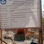 Caption : Papan informasi proyek revitalisasi SMAN 1 Rawamerta yang memuat kegiatan pembangunan empat Ruang Kelas Baru (RKB) bersumber dari APBN Tahun Anggaran 2026 dengan nilai pekerjaan sebesar Rp1.499.747.000 dan masa pelaksanaan 120 hari kalender.