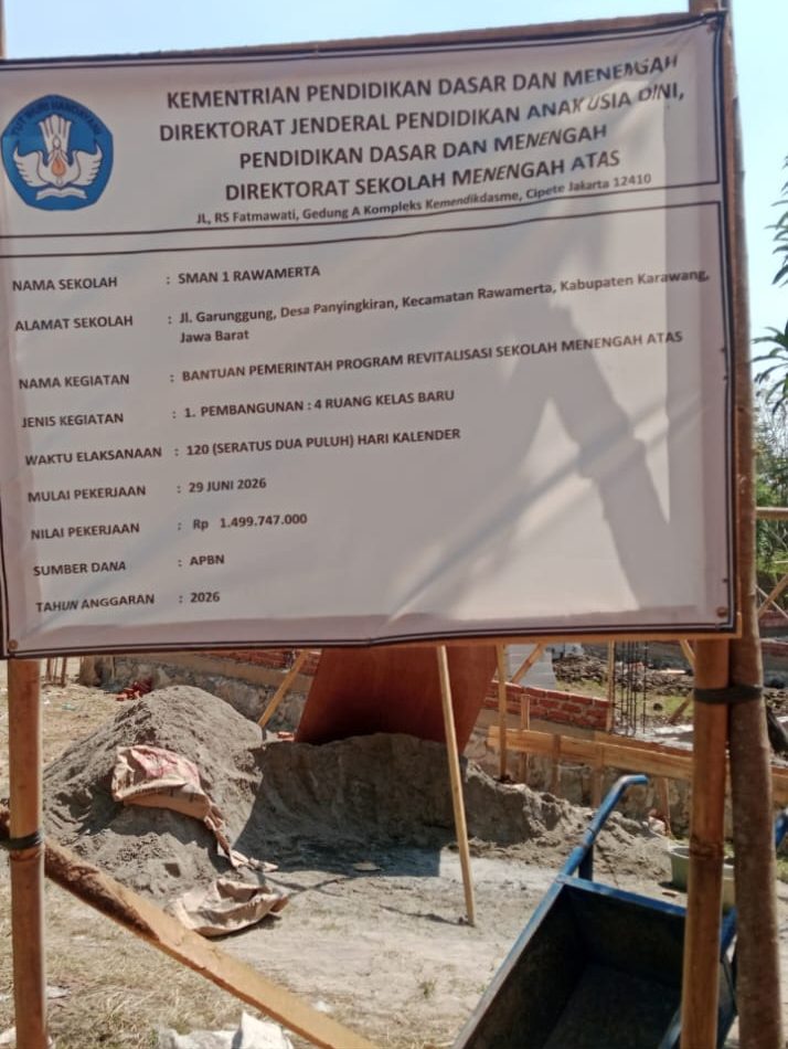 Caption : Papan informasi proyek revitalisasi SMAN 1 Rawamerta yang memuat kegiatan pembangunan empat Ruang Kelas Baru (RKB) bersumber dari APBN Tahun Anggaran 2026 dengan nilai pekerjaan sebesar Rp1.499.747.000 dan masa pelaksanaan 120 hari kalender.