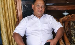 Caption : Indra UPTD Puskesmas Mekarwangi, Kabupaten Kuningan, saat diwawancarai terkait dedikasinya dalam memberikan pelayanan kesehatan kepada masyarakat, termasuk melalui kunjungan rumah (home visit) yang dilakukan sebagai bentuk kepedulian terhadap pasien. Caption : Indra UPTD Puskesmas Mekarwangi, Kabupaten Kuningan, saat diwawancarai terkait dedikasinya dalam memberikan pelayanan kesehatan kepada masyarakat, termasuk melalui kunjungan rumah (home visit) yang dilakukan sebagai bentuk kepedulian terhadap pasien.