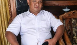Caption : Indra, Perawat UPTD Puskesmas Mekarwangi, Kabupaten Kuningan, saat diwawancarai terkait dedikasinya dalam memberikan pelayanan kesehatan kepada masyarakat, termasuk melalui kunjungan rumah (home visit) yang dilakukan sebagai bentuk kepedulian terhadap pasien.