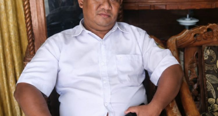 Caption : Indra, Perawat UPTD Puskesmas Mekarwangi, Kabupaten Kuningan, saat diwawancarai terkait dedikasinya dalam memberikan pelayanan kesehatan kepada masyarakat, termasuk melalui kunjungan rumah (home visit) yang dilakukan sebagai bentuk kepedulian terhadap pasien.