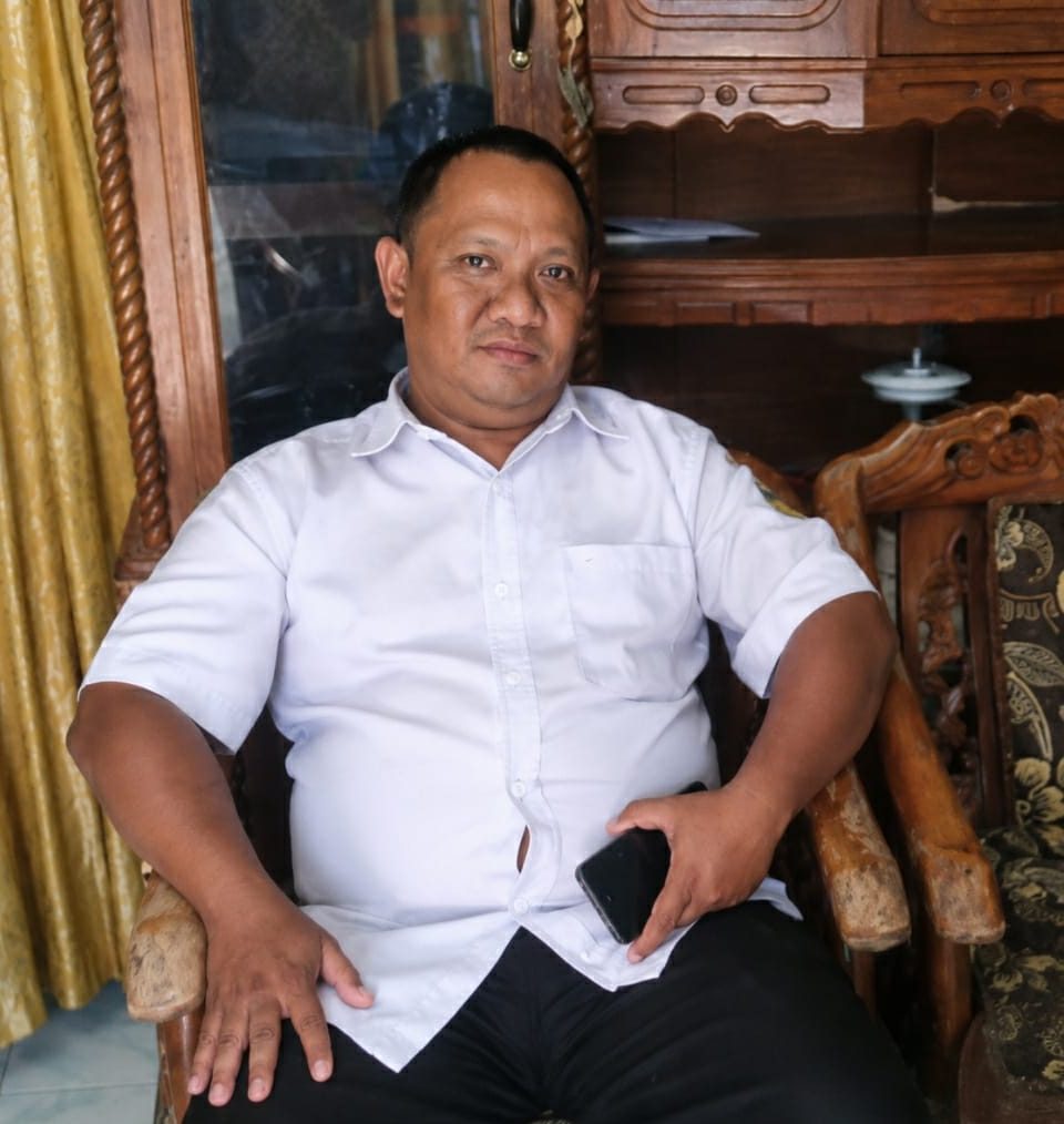 Caption : Indra, Perawat UPTD Puskesmas Mekarwangi, Kabupaten Kuningan, saat diwawancarai terkait dedikasinya dalam memberikan pelayanan kesehatan kepada masyarakat, termasuk melalui kunjungan rumah (home visit) yang dilakukan sebagai bentuk kepedulian terhadap pasien. Caption : Indra, Perawat UPTD Puskesmas Mekarwangi, Kabupaten Kuningan, saat diwawancarai terkait dedikasinya dalam memberikan pelayanan kesehatan kepada masyarakat, termasuk melalui kunjungan rumah (home visit) yang dilakukan sebagai bentuk kepedulian terhadap pasien.