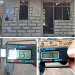 Foto atas: Kondisi pembangunan Rumah Tidak Layak Huni (Rutilahu) di Dusun Rawamanuk RT 02, Desa Kutaraja, Kecamatan Kutawaluya, Kabupaten Karawang, yang menjadi sorotan karena diduga tidak sesuai spesifikasi teknis pekerjaan. Foto kiri bawah: Hasil pengukuran menggunakan sigmat menunjukkan diameter besi struktur utama sekitar 6,5 mm, diduga tidak sesuai dengan spesifikasi dalam RAB yang mensyaratkan penggunaan besi 10 mm. Foto kanan bawah: Hasil pengukuran besi cincin (ring balok) menunjukkan diameter sekitar 2,6 mm, sementara spesifikasi teknis disebutkan menggunakan besi 6 mm. Dugaan ketidaksesuaian material ini menjadi salah satu temuan yang diminta warga untuk diverifikasi oleh instansi terkait.