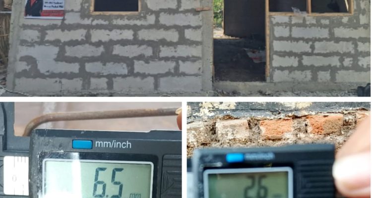 Foto atas: Kondisi pembangunan Rumah Tidak Layak Huni (Rutilahu) di Dusun Rawamanuk RT 02, Desa Kutaraja, Kecamatan Kutawaluya, Kabupaten Karawang, yang menjadi sorotan karena diduga tidak sesuai spesifikasi teknis pekerjaan. Foto kiri bawah: Hasil pengukuran menggunakan sigmat menunjukkan diameter besi struktur utama sekitar 6,5 mm, diduga tidak sesuai dengan spesifikasi dalam RAB yang mensyaratkan penggunaan besi 10 mm. Foto kanan bawah: Hasil pengukuran besi cincin (ring balok) menunjukkan diameter sekitar 2,6 mm, sementara spesifikasi teknis disebutkan menggunakan besi 6 mm. Dugaan ketidaksesuaian material ini menjadi salah satu temuan yang diminta warga untuk diverifikasi oleh instansi terkait.