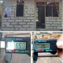 Foto atas: Kondisi pembangunan Rumah Tidak Layak Huni (Rutilahu) di Dusun Rawamanuk RT 02, Desa Kutaraja, Kecamatan Kutawaluya, Kabupaten Karawang, yang menjadi sorotan karena diduga tidak sesuai spesifikasi teknis pekerjaan. Foto kiri bawah: Hasil pengukuran menggunakan sigmat menunjukkan diameter besi struktur utama sekitar 6,5 mm, diduga tidak sesuai dengan spesifikasi dalam RAB yang mensyaratkan penggunaan besi 10 mm. Foto kanan bawah: Hasil pengukuran besi cincin (ring balok) menunjukkan diameter sekitar 2,6 mm, sementara spesifikasi teknis disebutkan menggunakan besi 6 mm. Dugaan ketidaksesuaian material ini menjadi salah satu temuan yang diminta warga untuk diverifikasi oleh instansi terkait.