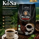 Caption : Kopi Sanggabuana (KoSa) merupakan produk kopi robusta asli dari Desa Mekarbuana, Kecamatan Tegalwaru, Kabupaten Karawang, yang diproduksi oleh BUMDes Buana Mekar. Diolah dari biji kopi pilihan yang ditanam di kawasan kaki Gunung Sanggabuana, KoSa menghadirkan cita rasa khas dengan aroma yang kuat dan berkualitas. Kehadiran produk ini menjadi bagian dari upaya Pemerintah Desa dalam mengembangkan potensi lokal, memperkuat ekonomi masyarakat, serta meningkatkan kesejahteraan para petani kopi melalui produk unggulan desa.