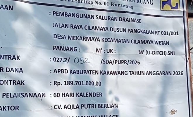 Foto: Papan informasi proyek pembangunan saluran drainase (U-Ditch) di Jalan Raya Cilamaya, Dusun Pangkalan RT 001/RW 001, Desa Mekarmaya, Kecamatan Cilamaya Wetan, Kabupaten Karawang. Proyek yang dibiayai APBD Kabupaten Karawang Tahun Anggaran 2026 senilai Rp189.701.000 tersebut menjadi sorotan warga karena diduga pemasangan U-Ditch dilakukan saat lokasi masih tergenang air dan tanpa hamparan pasir sebagai alas pemasangan. Dugaan tersebut diharapkan segera mendapat klarifikasi serta pemeriksaan dari pihak terkait. (Foto: Patriotjabar.com)