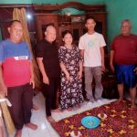 Caption : Tim Kesehatan Jiwa (Keswa) UPTD Puskesmas Mekarwangi saat melaksanakan kegiatan home visit ke rumah keluarga pasien di Kecamatan Lebakwangi, Kabupaten Kuningan. Kunjungan ini bertujuan memantau kondisi pasien, memberikan edukasi kepada keluarga, serta memperkuat pendampingan dalam proses pemulihan sebagai bagian dari pelayanan kesehatan jiwa yang komprehensif dan berkelanjutan. Caption : Tim Kesehatan Jiwa (Keswa) UPTD Puskesmas Mekarwangi saat melaksanakan kegiatan home visit ke rumah keluarga pasien di Kecamatan Lebakwangi, Kabupaten Kuningan. Kunjungan ini bertujuan memantau kondisi pasien, memberikan edukasi kepada keluarga, serta memperkuat pendampingan dalam proses pemulihan sebagai bagian dari pelayanan kesehatan jiwa yang komprehensif dan berkelanjutan.