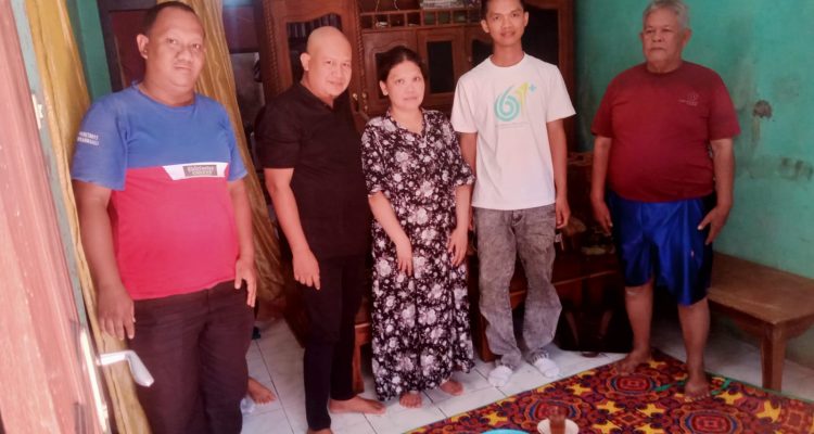 Caption : Tim Kesehatan Jiwa (Keswa) UPTD Puskesmas Mekarwangi saat melaksanakan kegiatan home visit ke rumah keluarga pasien di Kecamatan Lebakwangi, Kabupaten Kuningan. Kunjungan ini bertujuan memantau kondisi pasien, memberikan edukasi kepada keluarga, serta memperkuat pendampingan dalam proses pemulihan sebagai bagian dari pelayanan kesehatan jiwa yang komprehensif dan berkelanjutan. Caption : Tim Kesehatan Jiwa (Keswa) UPTD Puskesmas Mekarwangi saat melaksanakan kegiatan home visit ke rumah keluarga pasien di Kecamatan Lebakwangi, Kabupaten Kuningan. Kunjungan ini bertujuan memantau kondisi pasien, memberikan edukasi kepada keluarga, serta memperkuat pendampingan dalam proses pemulihan sebagai bagian dari pelayanan kesehatan jiwa yang komprehensif dan berkelanjutan.