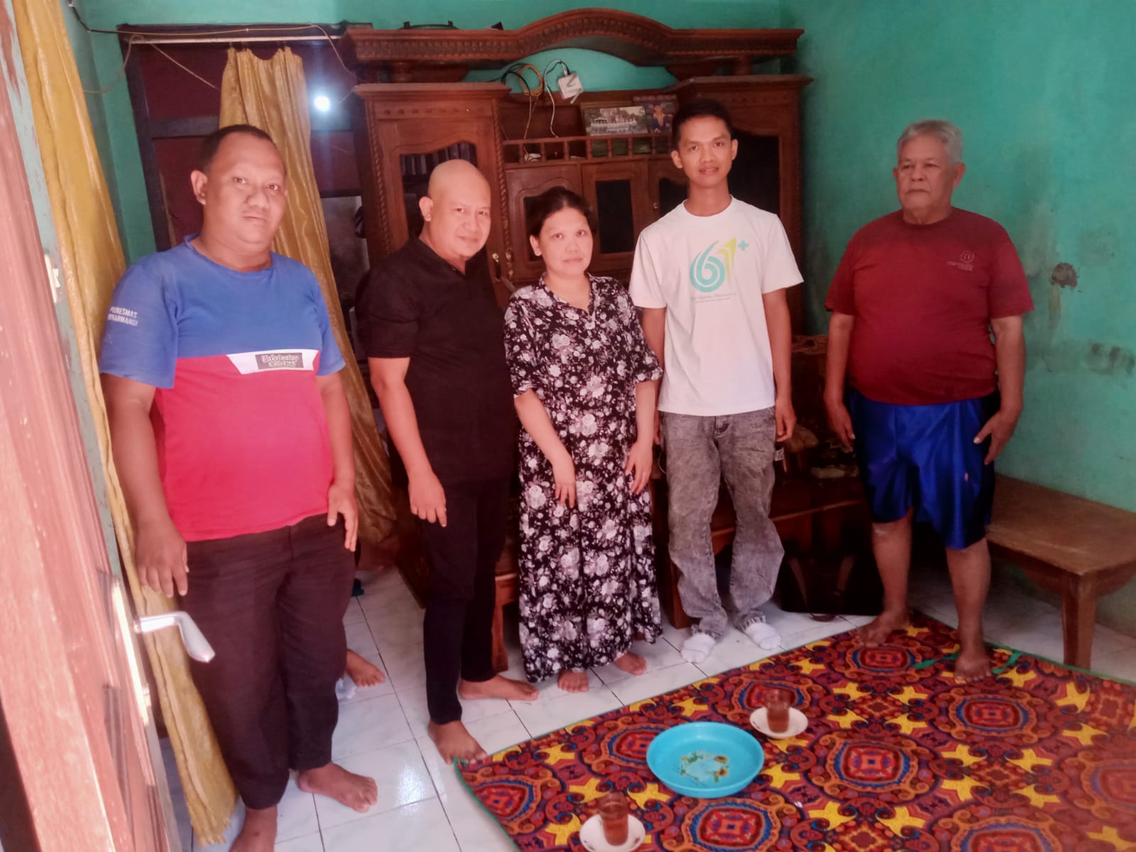 Caption : Tim Kesehatan Jiwa (Keswa) UPTD Puskesmas Mekarwangi saat melaksanakan kegiatan home visit ke rumah keluarga pasien di Kecamatan Lebakwangi, Kabupaten Kuningan. Kunjungan ini bertujuan memantau kondisi pasien, memberikan edukasi kepada keluarga, serta memperkuat pendampingan dalam proses pemulihan sebagai bagian dari pelayanan kesehatan jiwa yang komprehensif dan berkelanjutan. Caption : Tim Kesehatan Jiwa (Keswa) UPTD Puskesmas Mekarwangi saat melaksanakan kegiatan home visit ke rumah keluarga pasien di Kecamatan Lebakwangi, Kabupaten Kuningan. Kunjungan ini bertujuan memantau kondisi pasien, memberikan edukasi kepada keluarga, serta memperkuat pendampingan dalam proses pemulihan sebagai bagian dari pelayanan kesehatan jiwa yang komprehensif dan berkelanjutan.