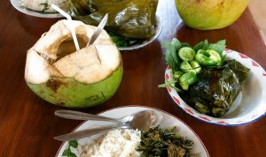 Caption : Beragam hidangan khas Sunda tersaji di Resto Sunda Kampung Budaya, Karawang. Pengunjung dapat menikmati nasi hangat, aneka lalapan, sambal, pepes, sayuran segar, serta kelapa muda dalam suasana pedesaan yang asri dan nyaman. (Foto: Patriot Jabar)