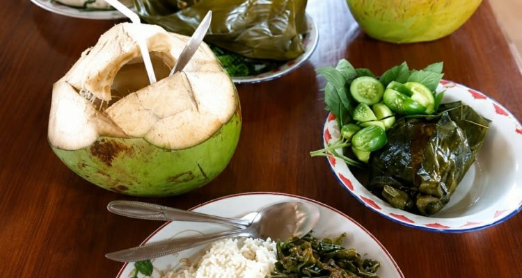 Caption : Beragam hidangan khas Sunda tersaji di Resto Sunda Kampung Budaya, Karawang. Pengunjung dapat menikmati nasi hangat, aneka lalapan, sambal, pepes, sayuran segar, serta kelapa muda dalam suasana pedesaan yang asri dan nyaman. (Foto: Patriot Jabar)