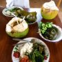 Caption : Beragam hidangan khas Sunda tersaji di Resto Sunda Kampung Budaya, Karawang. Pengunjung dapat menikmati nasi hangat, aneka lalapan, sambal, pepes, sayuran segar, serta kelapa muda dalam suasana pedesaan yang asri dan nyaman. (Foto: Patriot Jabar)