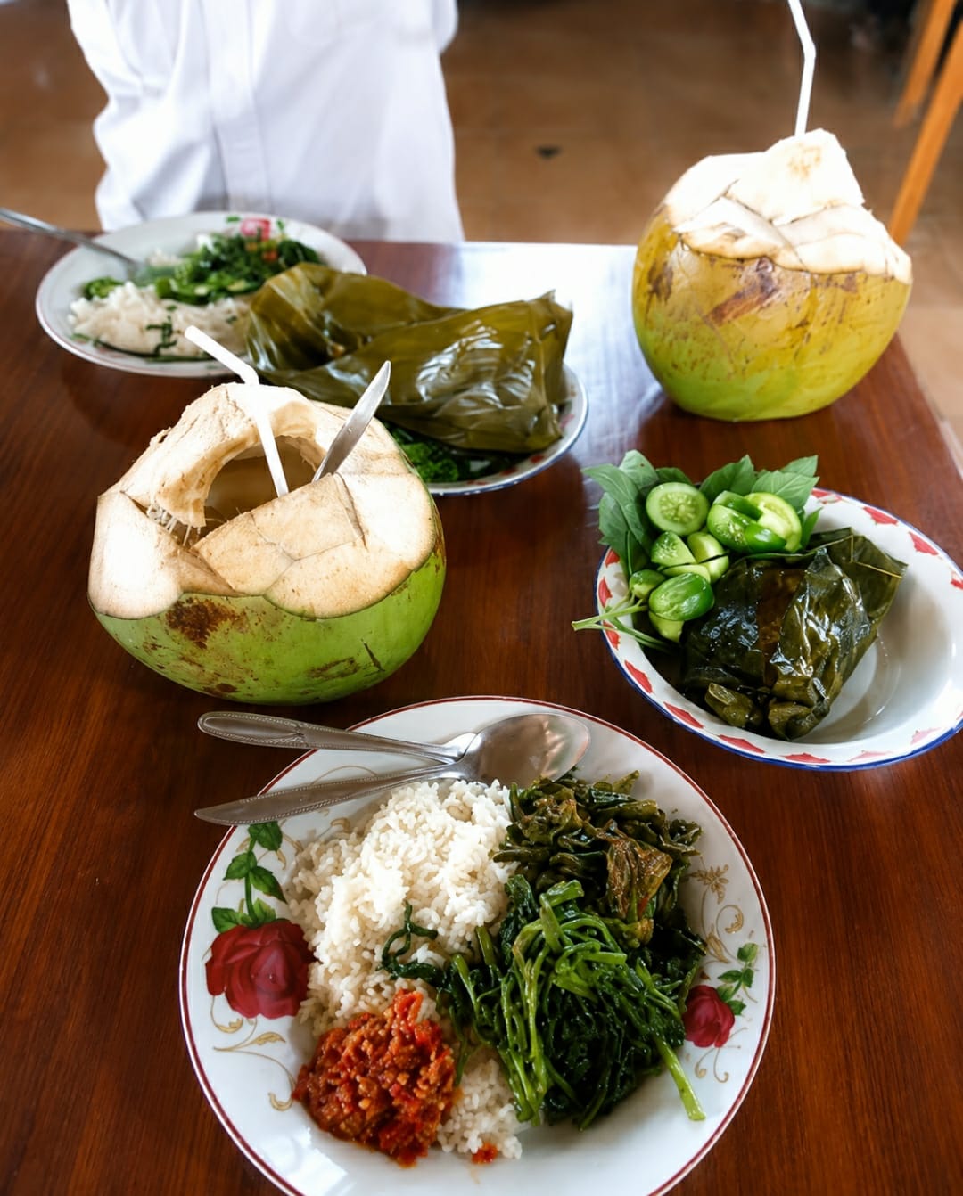Caption : Beragam hidangan khas Sunda tersaji di Resto Sunda Kampung Budaya, Karawang. Pengunjung dapat menikmati nasi hangat, aneka lalapan, sambal, pepes, sayuran segar, serta kelapa muda dalam suasana pedesaan yang asri dan nyaman. (Foto: Patriot Jabar)