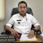 Caption : Kepala Desa Mekar Buana, H. Jaji Maryono, saat berada di ruang kerjanya. Pemerintah Desa Mekar Buana terus memprioritaskan pengembangan sektor pertanian, pariwisata, UMKM, peningkatan kualitas SDM, serta pembangunan infrastruktur jalan guna mendorong kemajuan dan kesejahteraan masyarakat. (Foto: Patriot Jabar)