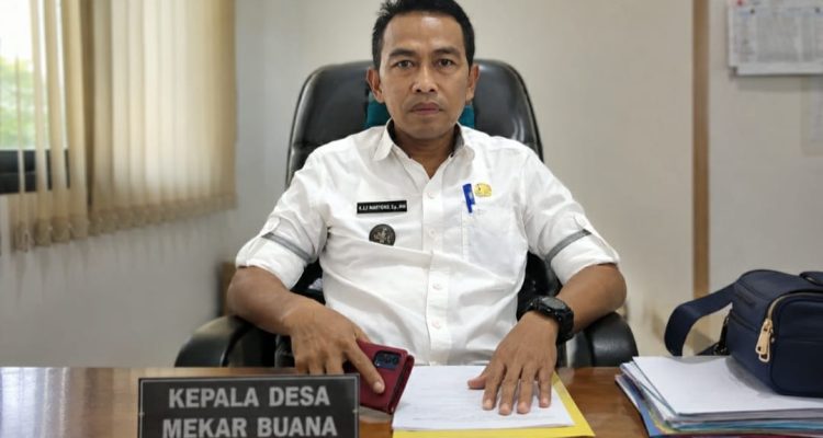Caption : Kepala Desa Mekar Buana, H. Jaji Maryono, saat berada di ruang kerjanya. Pemerintah Desa Mekar Buana terus memprioritaskan pengembangan sektor pertanian, pariwisata, UMKM, peningkatan kualitas SDM, serta pembangunan infrastruktur jalan guna mendorong kemajuan dan kesejahteraan masyarakat. (Foto: Patriot Jabar)