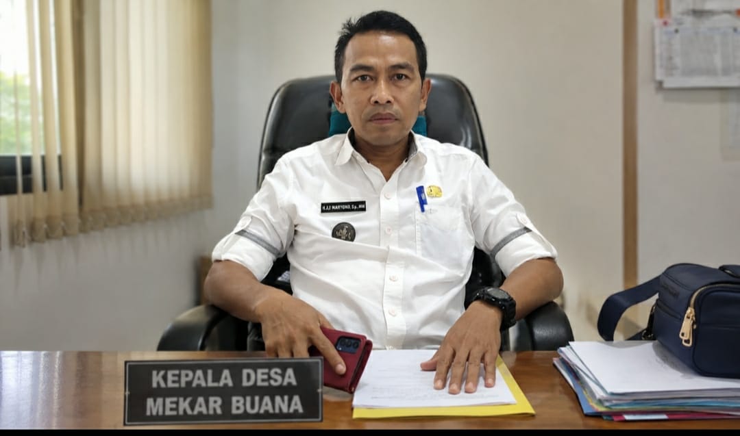 Caption : Kepala Desa Mekar Buana, H. Jaji Maryono, saat berada di ruang kerjanya. Pemerintah Desa Mekar Buana terus memprioritaskan pengembangan sektor pertanian, pariwisata, UMKM, peningkatan kualitas SDM, serta pembangunan infrastruktur jalan guna mendorong kemajuan dan kesejahteraan masyarakat. (Foto: Patriot Jabar)