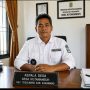 Caption : Kepala Desa Kutamaneuh, Kecamatan Tegalwaru, Adang, saat berada di ruang kerjanya. Pemerintah Desa Kutamaneuh berharap adanya pembangunan Penerangan Jalan Umum (PJU) di sepanjang jalan utama desa guna meningkatkan keamanan, kenyamanan, serta mendukung aktivitas sosial dan perekonomian masyarakat pada malam hari. (Foto: Patriot Jabar)