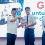 Caption : Bupati Karawang H. Aep Syaepuloh secara simbolis menyerahkan Modul Belajar Siswa Gratis kepada perwakilan siswa SMP saat peluncuran Program Modul Belajar Siswa Gratis bagi seluruh siswa SD dan SMP Negeri se-Kabupaten Karawang di Aula Husni Hamid, Kamis (23/7/2026), bertepatan dengan peringatan Hari Anak Nasional tingkat Kabupaten Karawang. Program ini bertujuan meringankan beban biaya pendidikan sekaligus meningkatkan kualitas pembelajaran. (Foto: Diskominfo Karawang)