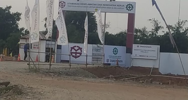 Caption : Pintu masuk proyek pembangunan kawasan industri di Kabupaten Subang yang saat ini masih dalam tahap pengerjaan. Sejumlah infrastruktur dasar terus dibangun sebagai upaya mendukung pengembangan kawasan industri yang diharapkan mampu menarik investasi, membuka lapangan kerja, dan mendorong pertumbuhan ekonomi daerah. Foto: Dok. Patriot Jabar. Caption : Pintu masuk proyek pembangunan kawasan industri di Kabupaten Subang yang saat ini masih dalam tahap pengerjaan. Sejumlah infrastruktur dasar terus dibangun sebagai upaya mendukung pengembangan kawasan industri yang diharapkan mampu menarik investasi, membuka lapangan kerja, dan mendorong pertumbuhan ekonomi daerah. Foto: Dok. Patriot Jabar.