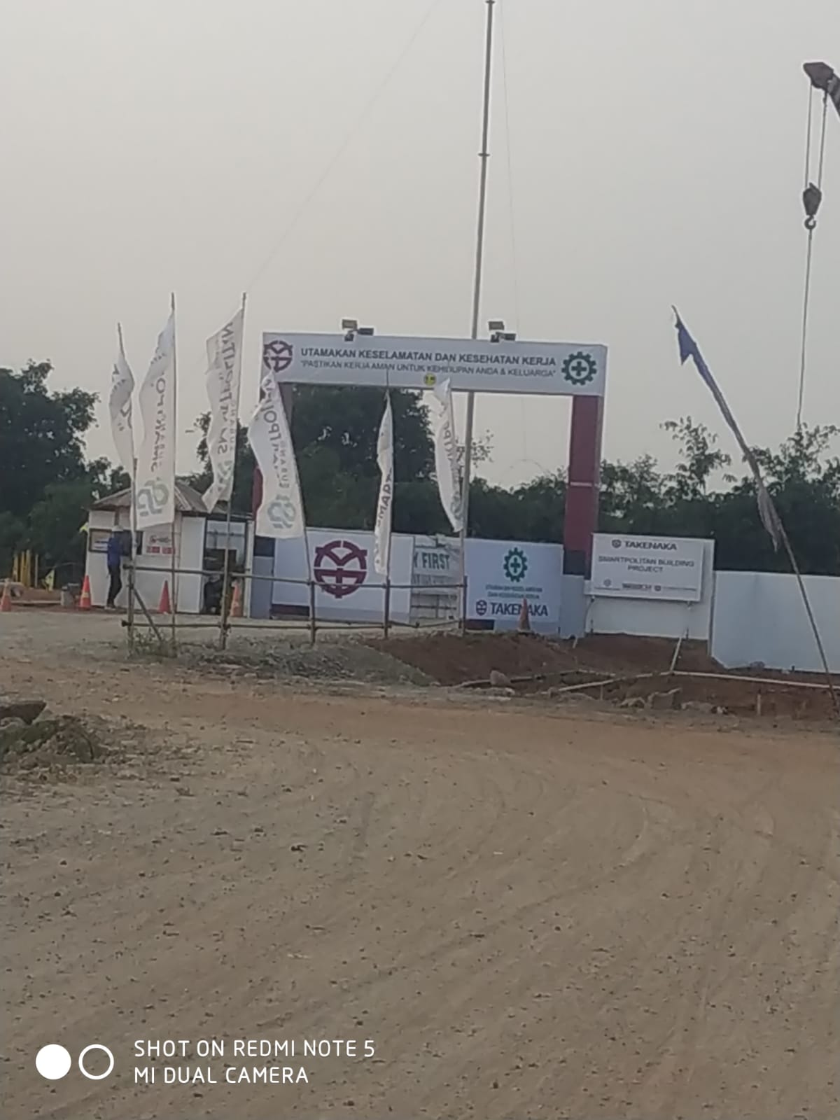 Caption : Pintu masuk proyek pembangunan kawasan industri di Kabupaten Subang yang saat ini masih dalam tahap pengerjaan. Sejumlah infrastruktur dasar terus dibangun sebagai upaya mendukung pengembangan kawasan industri yang diharapkan mampu menarik investasi, membuka lapangan kerja, dan mendorong pertumbuhan ekonomi daerah. Foto: Dok. Patriot Jabar.