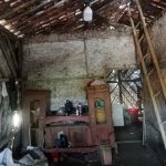 Caption : Kondisi bagian dalam rumah milik Endang Kurnia (40), warga Dusun Tegalasem, RT 015/RW 06, Desa Kertasari, Kecamatan Rengasdengklok, Kabupaten Karawang, yang mengalami kerusakan parah. Atap berlubang, dinding anyaman bambu lapuk, dan struktur bangunan yang rapuh membuat rumah tersebut tidak lagi layak huni serta membahayakan keselamatan penghuninya. (Foto: Patriotjabar.com/Gugun)