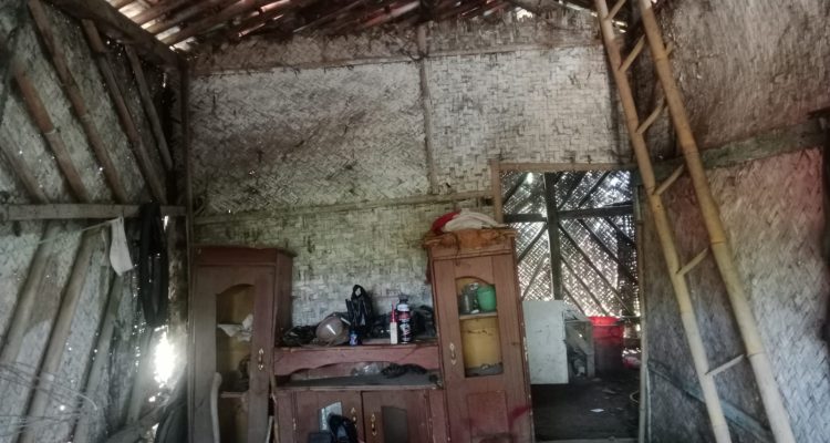 Caption : Kondisi bagian dalam rumah milik Endang Kurnia (40), warga Dusun Tegalasem, RT 015/RW 06, Desa Kertasari, Kecamatan Rengasdengklok, Kabupaten Karawang, yang mengalami kerusakan parah. Atap berlubang, dinding anyaman bambu lapuk, dan struktur bangunan yang rapuh membuat rumah tersebut tidak lagi layak huni serta membahayakan keselamatan penghuninya. (Foto: Patriotjabar.com/Gugun)