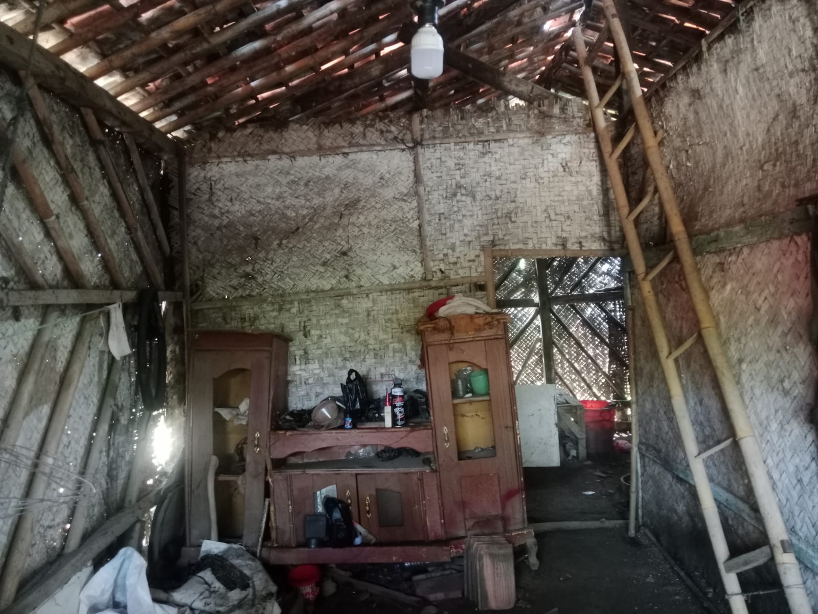 Caption : Kondisi bagian dalam rumah milik Endang Kurnia (40), warga Dusun Tegalasem, RT 015/RW 06, Desa Kertasari, Kecamatan Rengasdengklok, Kabupaten Karawang, yang mengalami kerusakan parah. Atap berlubang, dinding anyaman bambu lapuk, dan struktur bangunan yang rapuh membuat rumah tersebut tidak lagi layak huni serta membahayakan keselamatan penghuninya. (Foto: Patriotjabar.com/Gugun)