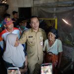 Caption : Bupati Karawang, H. Aep Syaepuloh, S.E., meninjau langsung kondisi rumah warga penerima Program Rehabilitasi Rumah Tidak Layak Huni (Rutilahu) di Kabupaten Karawang. Kunjungan tersebut merupakan wujud komitmen Pemerintah Kabupaten Karawang dalam memastikan program Rutilahu tepat sasaran guna meningkatkan kualitas hunian, kesejahteraan, dan taraf hidup masyarakat berpenghasilan rendah.