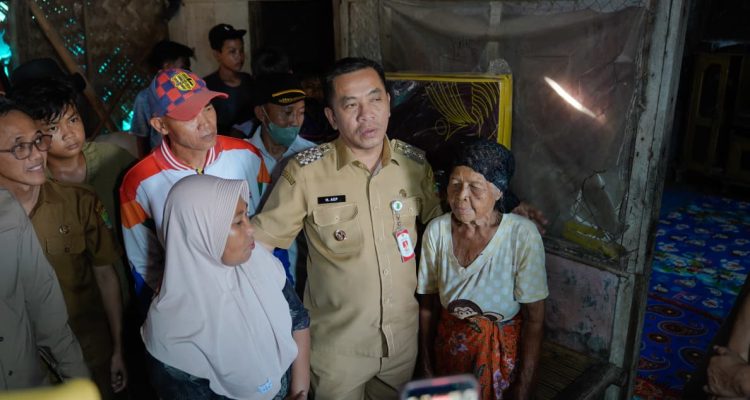Caption : Bupati Karawang, H. Aep Syaepuloh, S.E., meninjau langsung kondisi rumah warga penerima Program Rehabilitasi Rumah Tidak Layak Huni (Rutilahu) di Kabupaten Karawang. Kunjungan tersebut merupakan wujud komitmen Pemerintah Kabupaten Karawang dalam memastikan program Rutilahu tepat sasaran guna meningkatkan kualitas hunian, kesejahteraan, dan taraf hidup masyarakat berpenghasilan rendah.