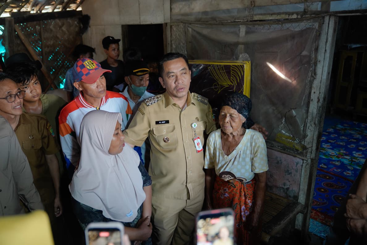 Caption : Bupati Karawang, H. Aep Syaepuloh, S.E., meninjau langsung kondisi rumah warga penerima Program Rehabilitasi Rumah Tidak Layak Huni (Rutilahu) di Kabupaten Karawang. Kunjungan tersebut merupakan wujud komitmen Pemerintah Kabupaten Karawang dalam memastikan program Rutilahu tepat sasaran guna meningkatkan kualitas hunian, kesejahteraan, dan taraf hidup masyarakat berpenghasilan rendah.
