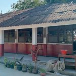 Caption : Bangunan SDN Sumurgede II di Desa Sumurgede, Kecamatan Cilamaya Kulon, Kabupaten Karawang, yang tengah menjalani proses rehabilitasi. Hingga hari ketiga pelaksanaan pekerjaan, proyek tersebut belum dilengkapi papan informasi sehingga menuai sorotan terkait aspek transparansi.