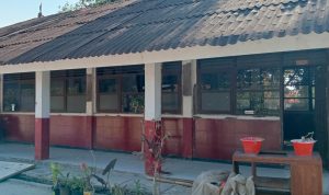 Caption : Bangunan SDN Sumurgede II di Desa Sumurgede, Kecamatan Cilamaya Kulon, Kabupaten Karawang, yang tengah menjalani proses rehabilitasi. Hingga hari ketiga pelaksanaan pekerjaan, proyek tersebut belum dilengkapi papan informasi sehingga menuai sorotan terkait aspek transparansi.