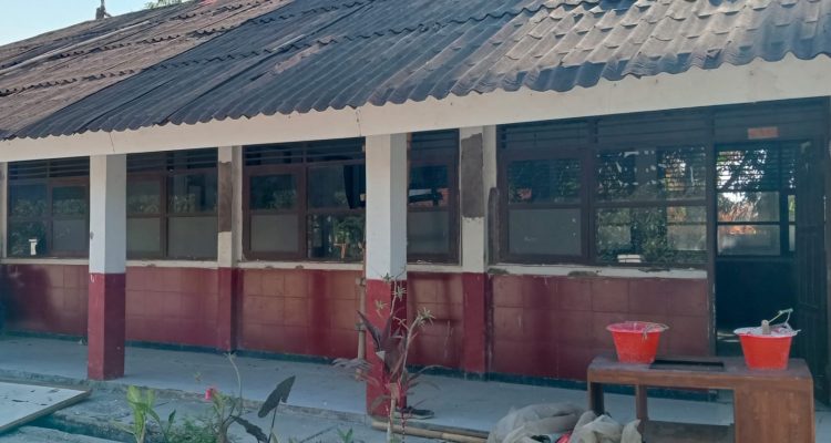 Caption : Bangunan SDN Sumurgede II di Desa Sumurgede, Kecamatan Cilamaya Kulon, Kabupaten Karawang, yang tengah menjalani proses rehabilitasi. Hingga hari ketiga pelaksanaan pekerjaan, proyek tersebut belum dilengkapi papan informasi sehingga menuai sorotan terkait aspek transparansi.