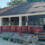 Caption : Bangunan SDN Sumurgede II di Desa Sumurgede, Kecamatan Cilamaya Kulon, Kabupaten Karawang, yang tengah menjalani proses rehabilitasi. Hingga hari ketiga pelaksanaan pekerjaan, proyek tersebut belum dilengkapi papan informasi sehingga menuai sorotan terkait aspek transparansi.