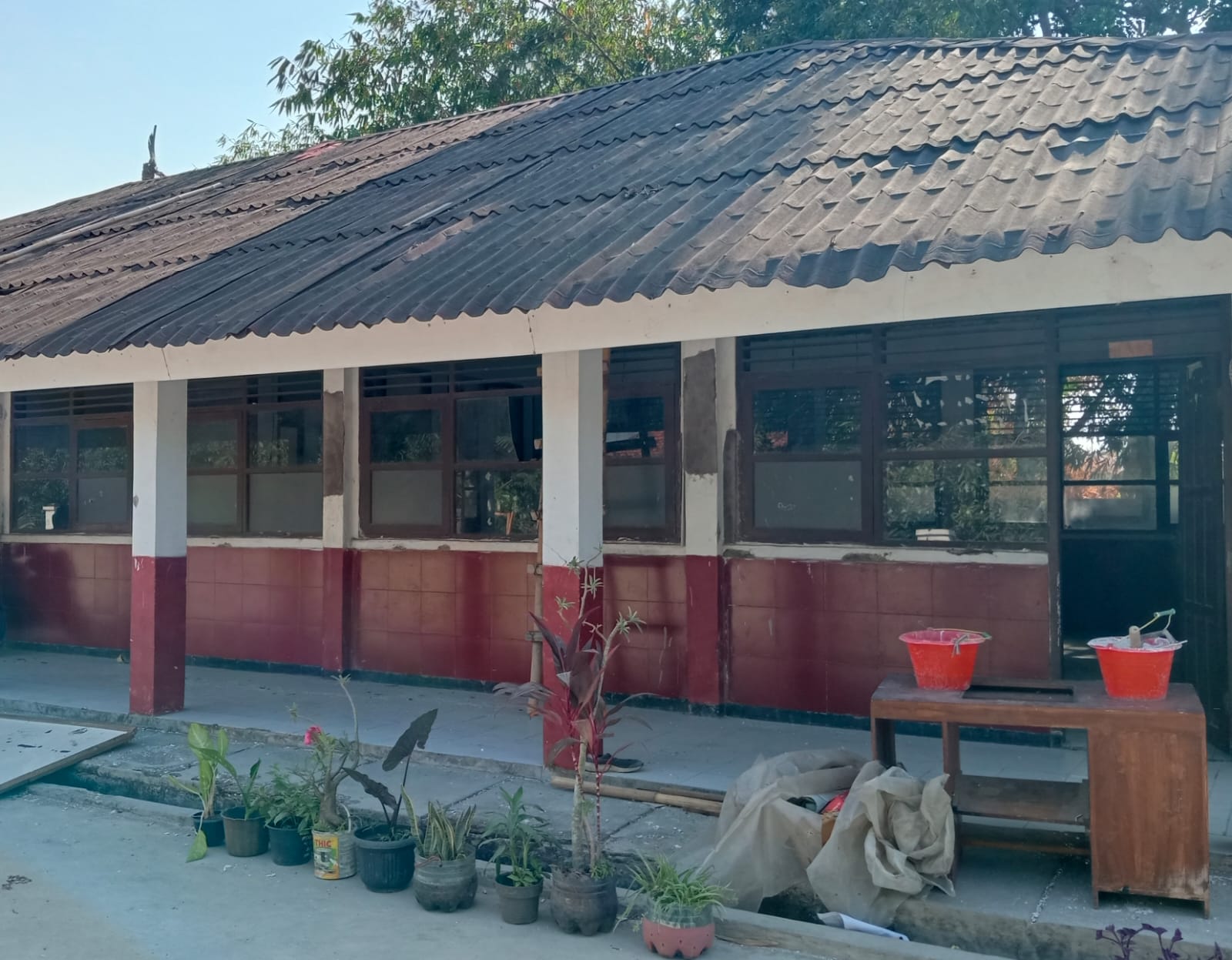 Caption : Bangunan SDN Sumurgede II di Desa Sumurgede, Kecamatan Cilamaya Kulon, Kabupaten Karawang, yang tengah menjalani proses rehabilitasi. Hingga hari ketiga pelaksanaan pekerjaan, proyek tersebut belum dilengkapi papan informasi sehingga menuai sorotan terkait aspek transparansi.
