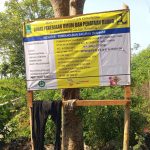 Caption : Papan informasi proyek pembangunan saluran drainase U-Ditch di Dusun Kedungmundu Timur, Desa Kutakarya, Kecamatan Kutawaluya, Kabupaten Karawang. Proyek yang dikerjakan oleh CV Kurnia Jaya Indah dengan nilai kontrak Rp189.185.000 bersumber dari APBD Kabupaten Karawang Tahun Anggaran 2026 tersebut menjadi sorotan terkait dugaan minimnya penerapan standar Keselamatan dan Kesehatan Kerja (K3) di lapangan. Caption : Papan informasi proyek pembangunan saluran drainase U-Ditch di Dusun Kedungmundu Timur, Desa Kutakarya, Kecamatan Kutawaluya, Kabupaten Karawang. Proyek yang dikerjakan oleh CV Kurnia Jaya Indah dengan nilai kontrak Rp189.185.000 bersumber dari APBD Kabupaten Karawang Tahun Anggaran 2026 tersebut menjadi sorotan terkait dugaan minimnya penerapan standar Keselamatan dan Kesehatan Kerja (K3) di lapangan.