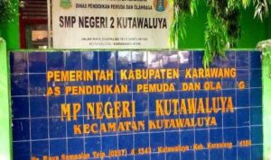 Caption : Gedung SMP Negeri 2 Kutawaluya, Kabupaten Karawang, menjadi sorotan menyusul mencuatnya dugaan tindak kekerasan terhadap seorang siswa yang diduga melibatkan dua oknum guru. Kasus tersebut kini menjadi perhatian publik dan diharapkan mendapat penanganan serta klarifikasi secara objektif dari pihak berwenang. (Foto: Istimewa)