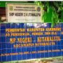 Caption : Gedung SMP Negeri 2 Kutawaluya, Kabupaten Karawang, menjadi sorotan menyusul mencuatnya dugaan tindak kekerasan terhadap seorang siswa yang diduga melibatkan dua oknum guru. Kasus tersebut kini menjadi perhatian publik dan diharapkan mendapat penanganan serta klarifikasi secara objektif dari pihak berwenang. (Foto: Istimewa)