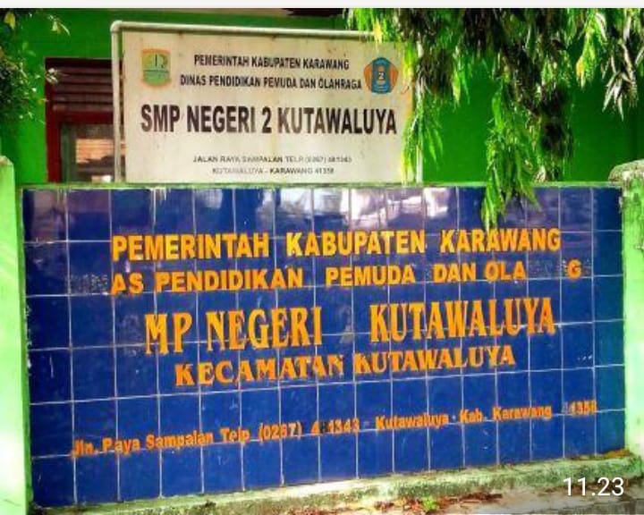 Caption : Gedung SMP Negeri 2 Kutawaluya, Kabupaten Karawang, menjadi sorotan menyusul mencuatnya dugaan tindak kekerasan terhadap seorang siswa yang diduga melibatkan dua oknum guru. Kasus tersebut kini menjadi perhatian publik dan diharapkan mendapat penanganan serta klarifikasi secara objektif dari pihak berwenang. (Foto: Istimewa)