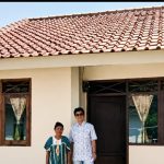 Caption : Rumah milik Ibu Iyem di Desa Kalangsurya, Kecamatan Rengasdengklok, Kabupaten Karawang, telah rampung 100 persen melalui Program Rumah Tidak Layak Huni (Rutilahu). Kepala Desa Kalangsurya, Lili Suherman, turut mendampingi penerima bantuan sebagai wujud keberhasilan program yang didukung Pemerintah Kabupaten Karawang dalam menyediakan hunian yang layak, aman, dan nyaman bagi masyarakat. (Foto: Dok. Patriot Jabar) Caption : Rumah milik Ibu Iyem di Desa Kalangsurya, Kecamatan Rengasdengklok, Kabupaten Karawang, telah rampung 100 persen melalui Program Rumah Tidak Layak Huni (Rutilahu). Kepala Desa Kalangsurya, Lili Suherman, turut mendampingi penerima bantuan sebagai wujud keberhasilan program yang didukung Pemerintah Kabupaten Karawang dalam menyediakan hunian yang layak, aman, dan nyaman bagi masyarakat. (Foto: Dok. Patriot Jabar)
