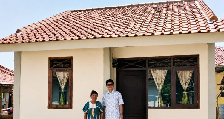 Caption : Rumah milik Ibu Iyem di Desa Kalangsurya, Kecamatan Rengasdengklok, Kabupaten Karawang, telah rampung 100 persen melalui Program Rumah Tidak Layak Huni (Rutilahu). Kepala Desa Kalangsurya, Lili Suherman, turut mendampingi penerima bantuan sebagai wujud keberhasilan program yang didukung Pemerintah Kabupaten Karawang dalam menyediakan hunian yang layak, aman, dan nyaman bagi masyarakat. (Foto: Dok. Patriot Jabar) Caption : Rumah milik Ibu Iyem di Desa Kalangsurya, Kecamatan Rengasdengklok, Kabupaten Karawang, telah rampung 100 persen melalui Program Rumah Tidak Layak Huni (Rutilahu). Kepala Desa Kalangsurya, Lili Suherman, turut mendampingi penerima bantuan sebagai wujud keberhasilan program yang didukung Pemerintah Kabupaten Karawang dalam menyediakan hunian yang layak, aman, dan nyaman bagi masyarakat. (Foto: Dok. Patriot Jabar)