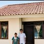 Caption : Rumah milik Ibu Iyem di Desa Kalangsurya, Kecamatan Rengasdengklok, Kabupaten Karawang, telah rampung 100 persen melalui Program Rumah Tidak Layak Huni (Rutilahu). Kepala Desa Kalangsurya, Lili Suherman, turut mendampingi penerima bantuan sebagai wujud keberhasilan program yang didukung Pemerintah Kabupaten Karawang dalam menyediakan hunian yang layak, aman, dan nyaman bagi masyarakat. (Foto: Dok. Patriot Jabar)